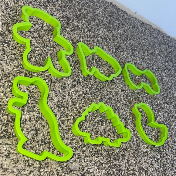 Animal cookie cutters or playdoh cutters dinosaurs bear fish duck and bone - Picture 4 of 9